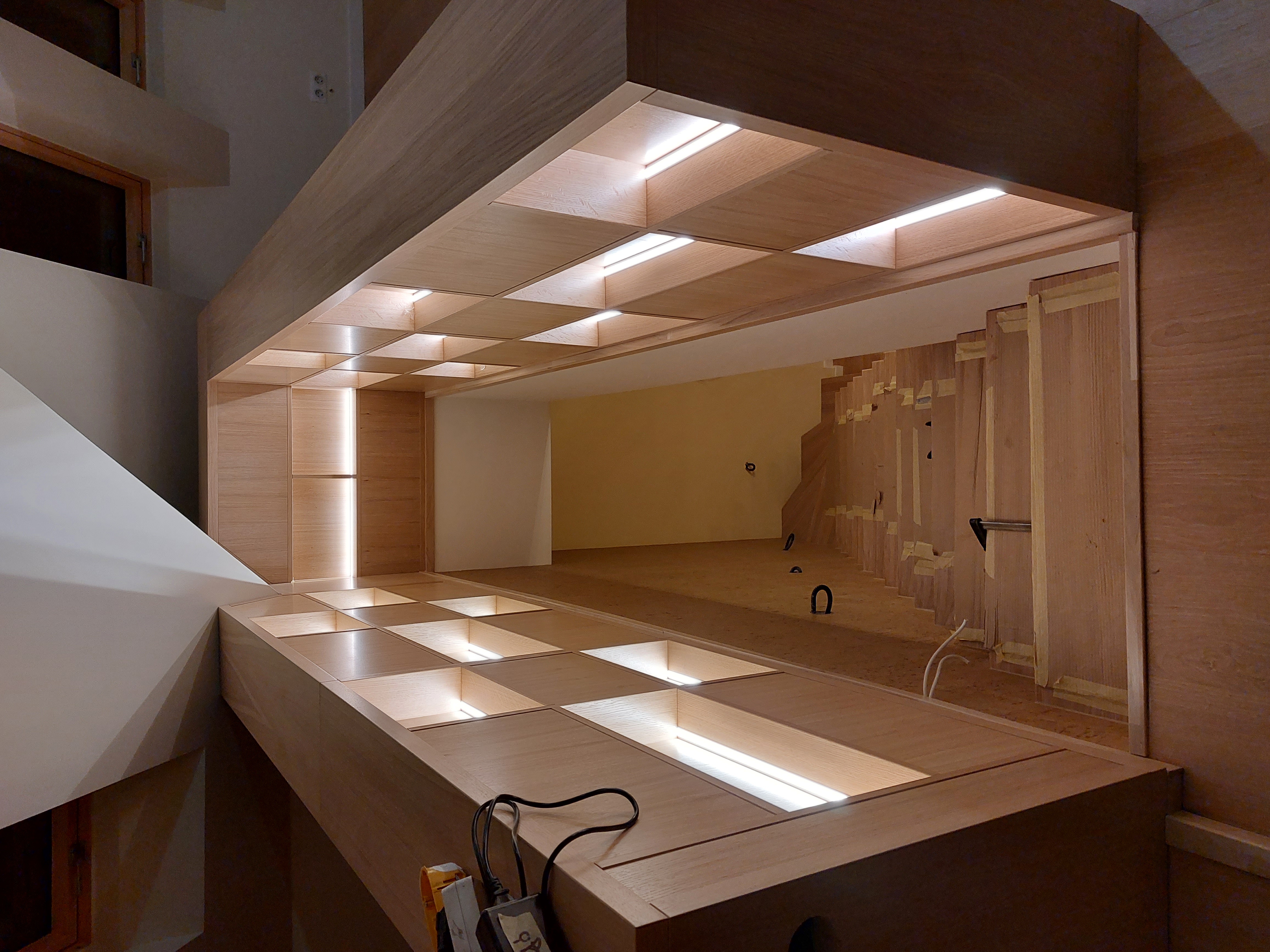 Egyéb egyedi asztalosmunkák – lépcsőkorlát, beltéri ajtó, falburkolat, dekoráció